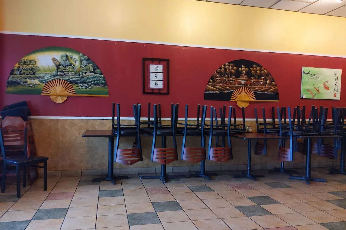 7 Asian Kitchen outdoor patio - Asian restaurant in Clyde, Tennessee