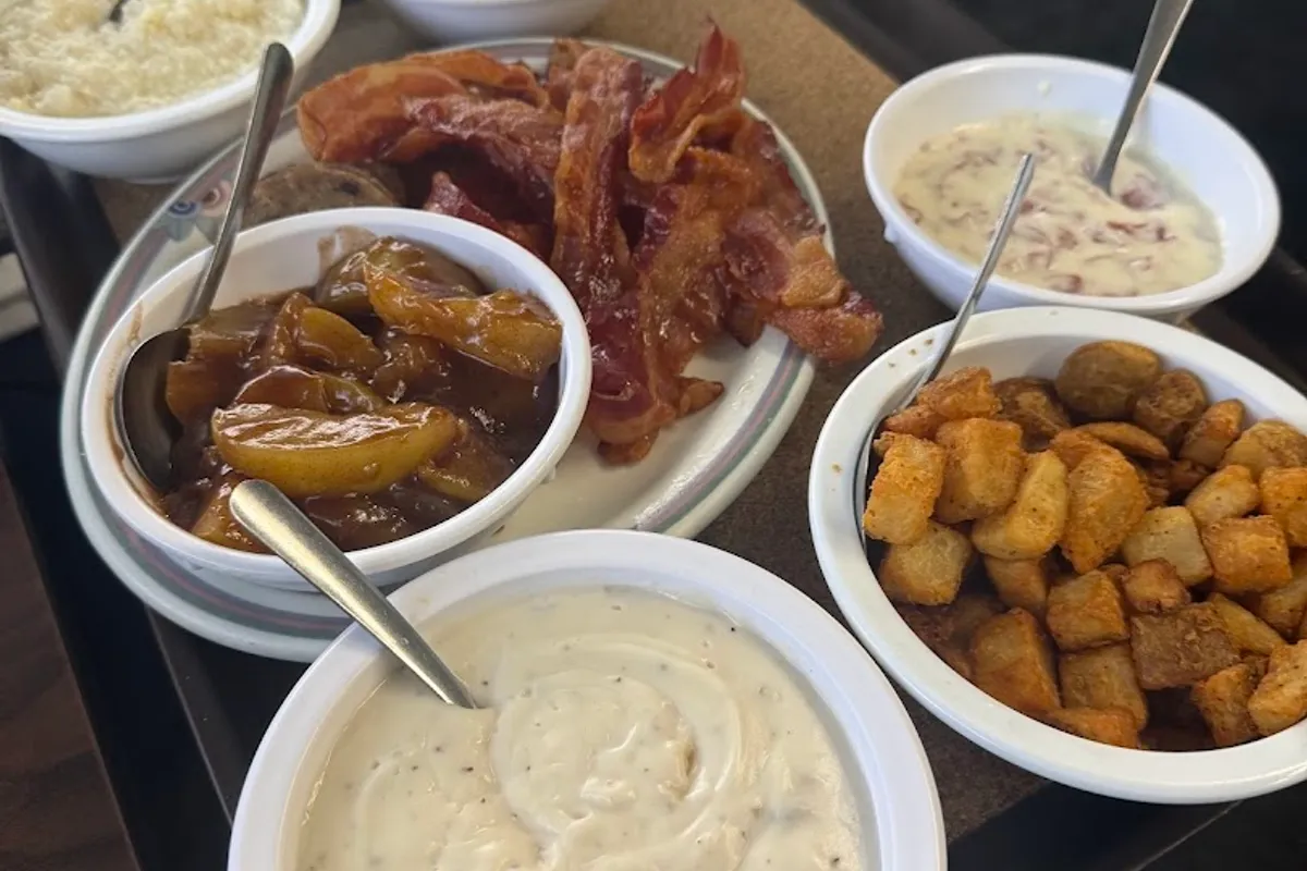 Country Vittles Family Style Restaurant outdoor patio - Family restaurant in Maggie Valley, Tennessee