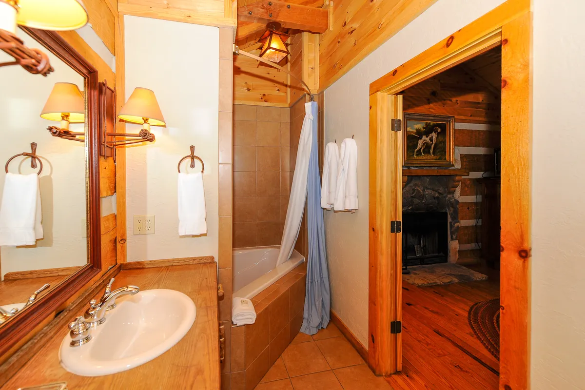 Dancing Bear Lodge Townsend pool area - Hotel in Townsend, Tennessee