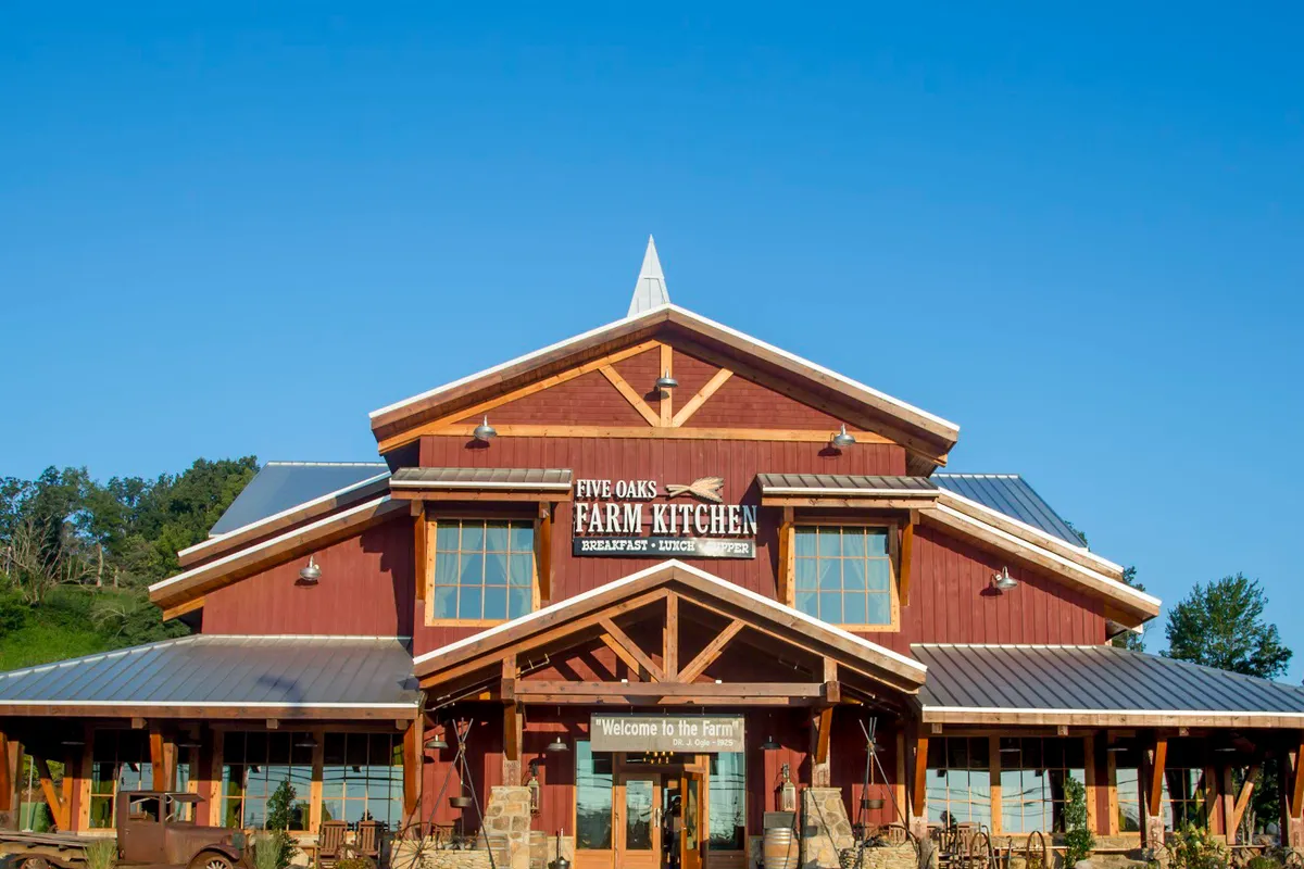 Five Oaks Farm Kitchen outdoor patio - Restaurant in Sevierville, Tennessee