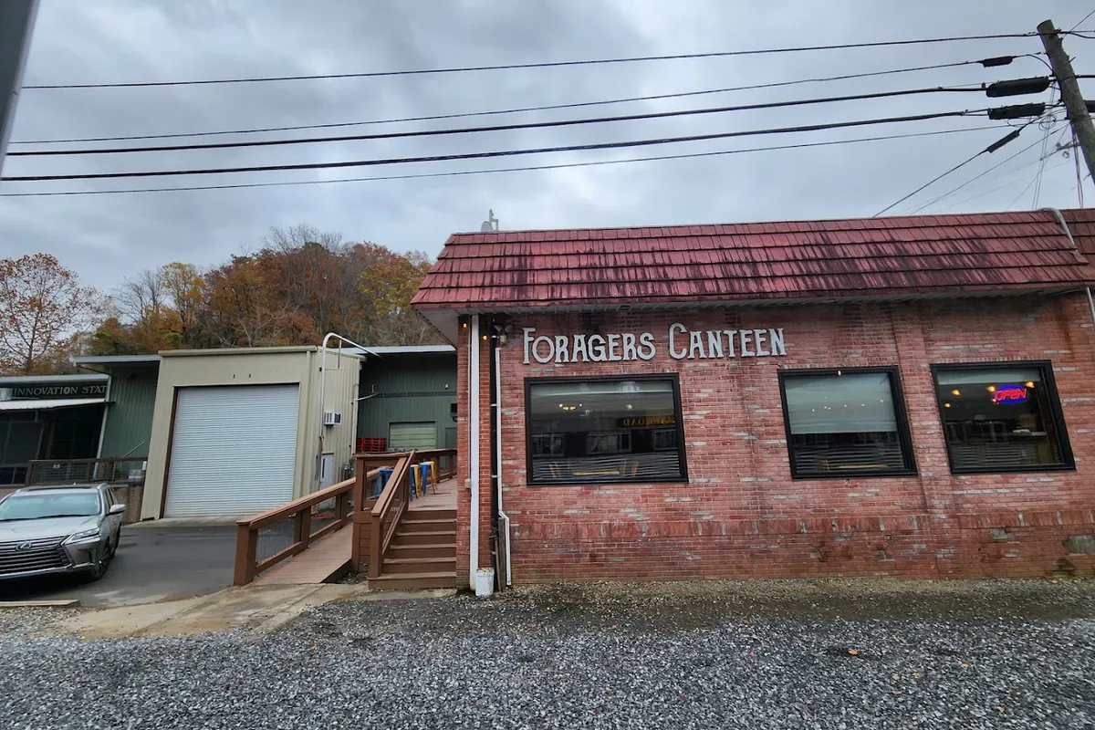 Foragers Canteen outdoor patio - Restaurant in Sylva, Tennessee