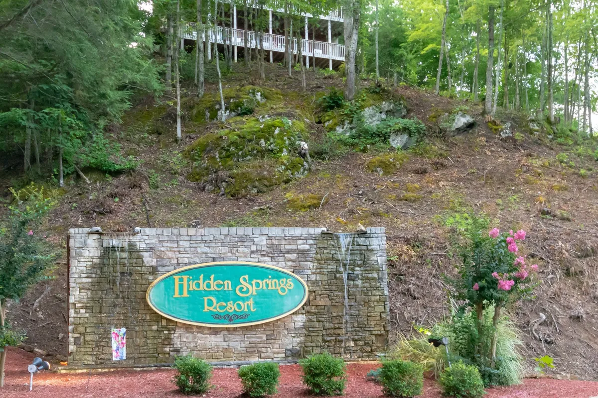 Hidden Springs Resort pool area - Resort hotel in Sevierville, Tennessee