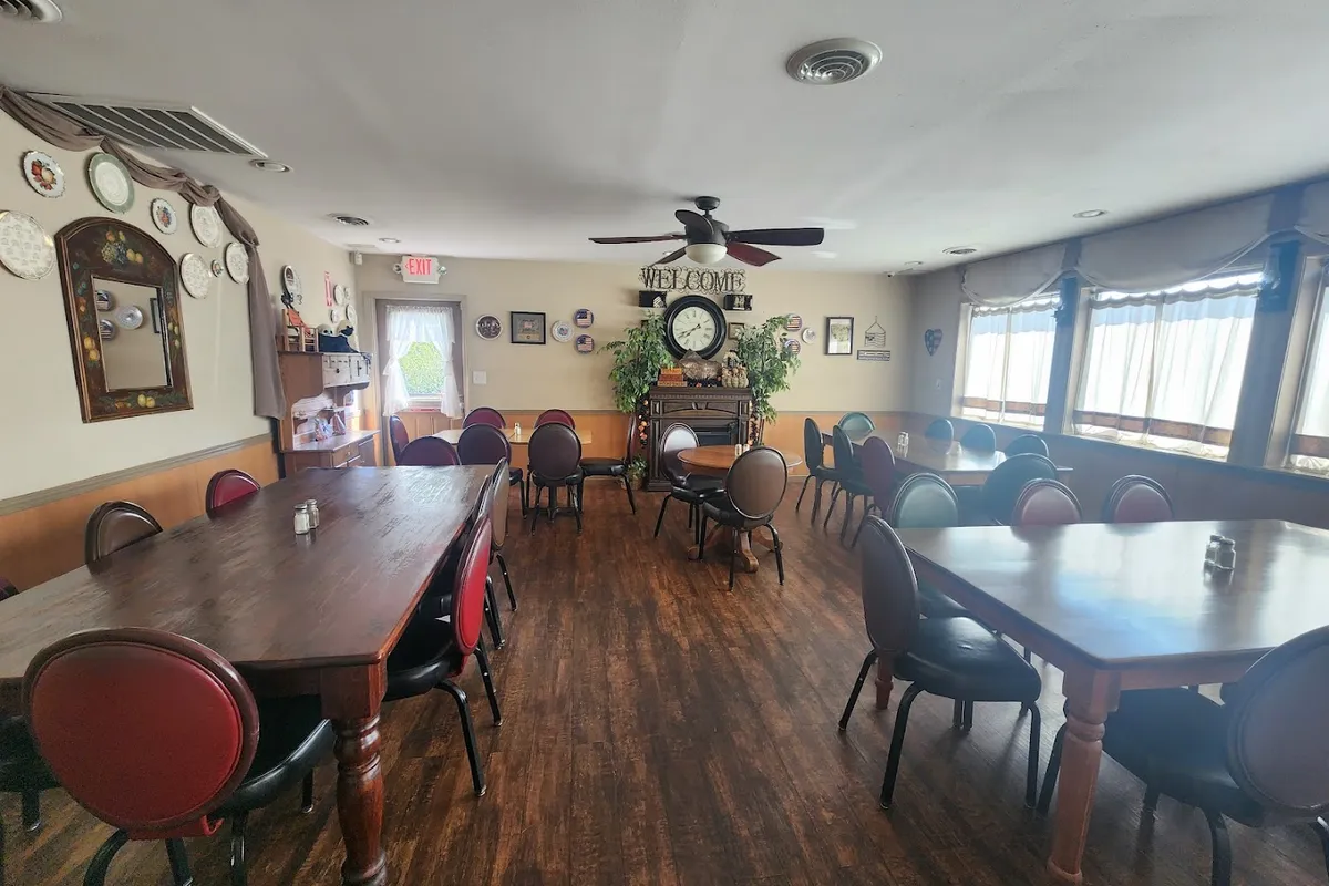 Lisa's Country Kitchen outdoor patio - American restaurant in Jefferson City, Tennessee