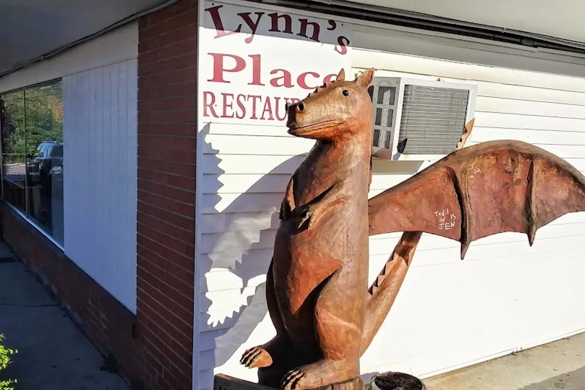 Lynn's Place outdoor patio - American restaurant in Robbinsville, Tennessee