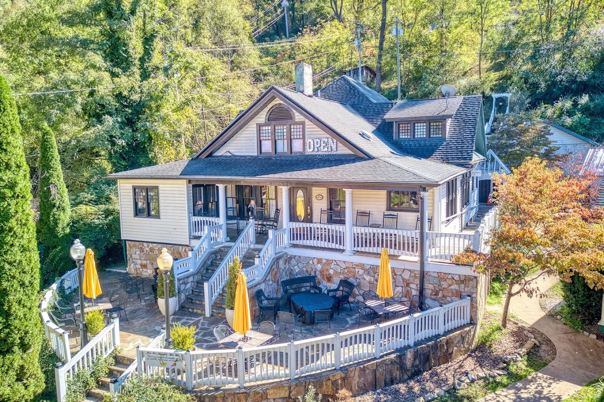 Martha's Place 553 outdoor patio - Restaurant in Sylva, Tennessee