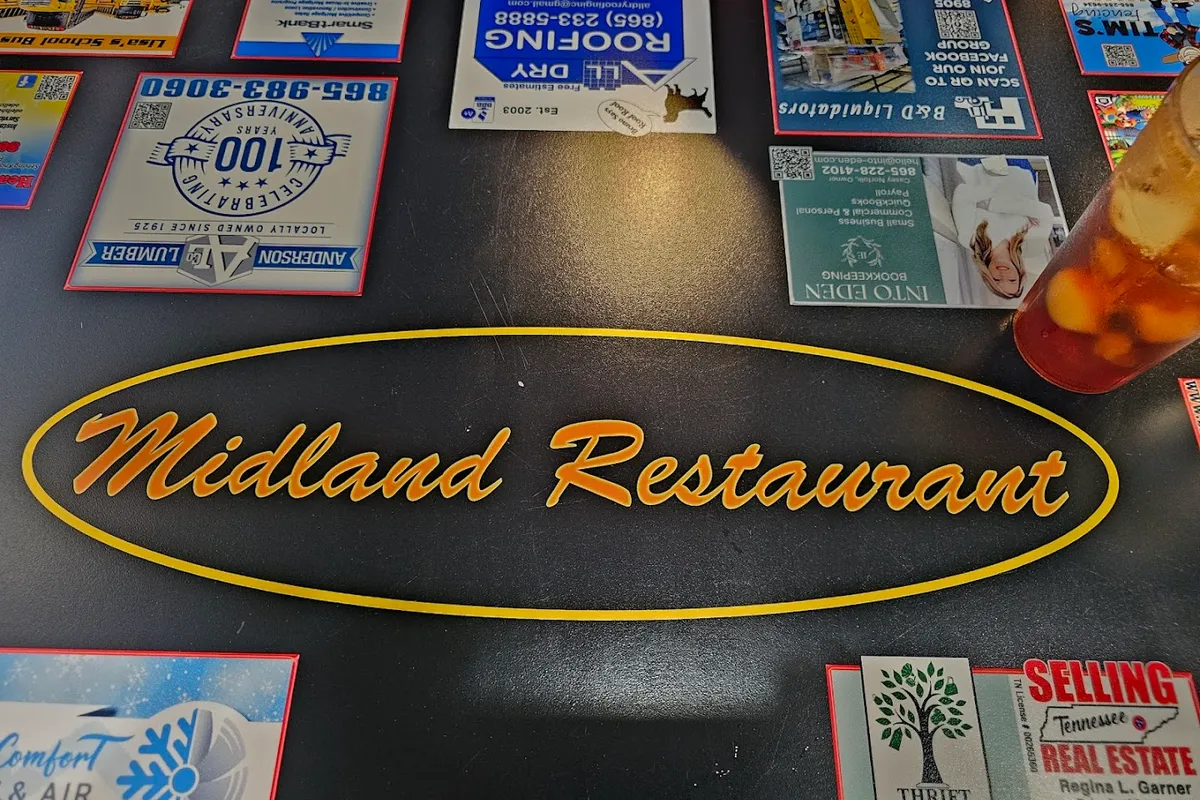 Midland Restaurant outdoor patio - American restaurant in Alcoa, Tennessee