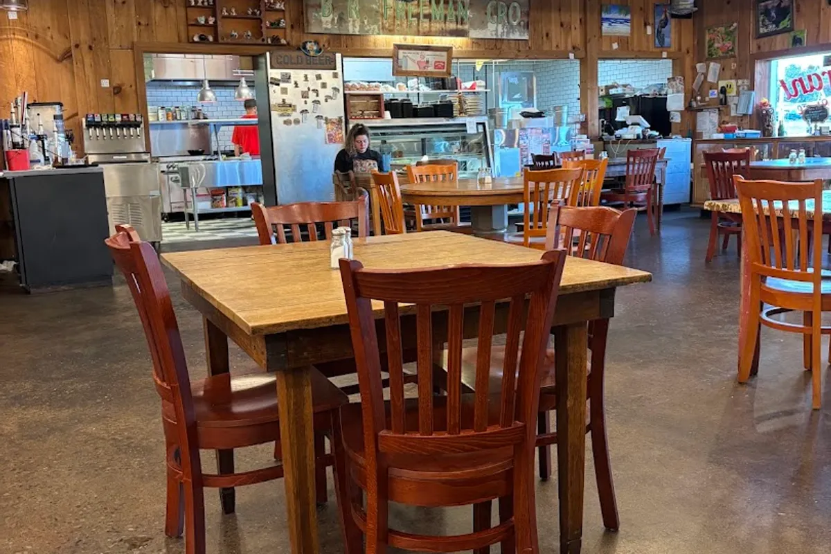 Millstone Restaurant & Country Store outdoor patio - American restaurant in Dandridge, Tennessee