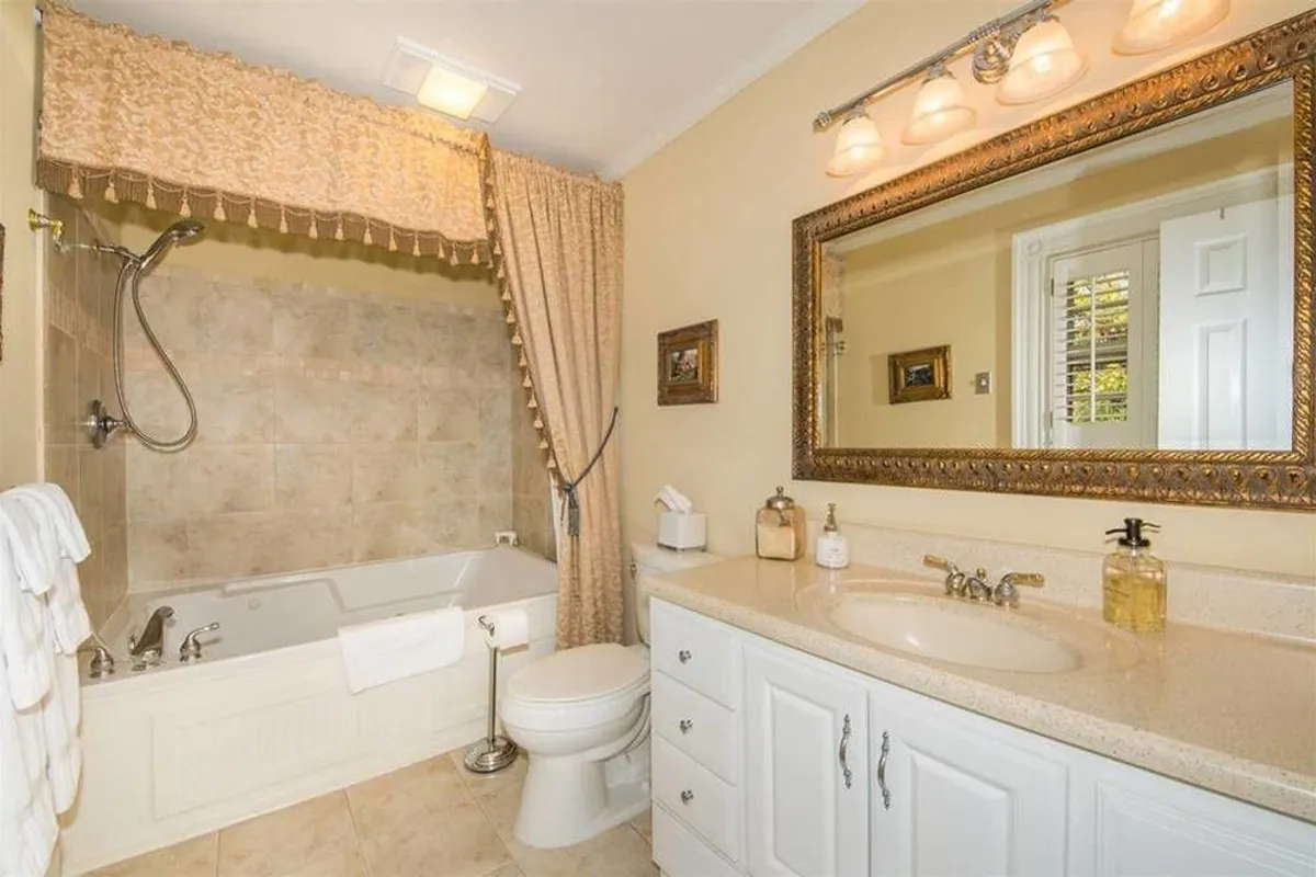 Oak Hill on Love Lane Bed & Breakfast detail shot - Bed & breakfast in Waynesville, Tennessee