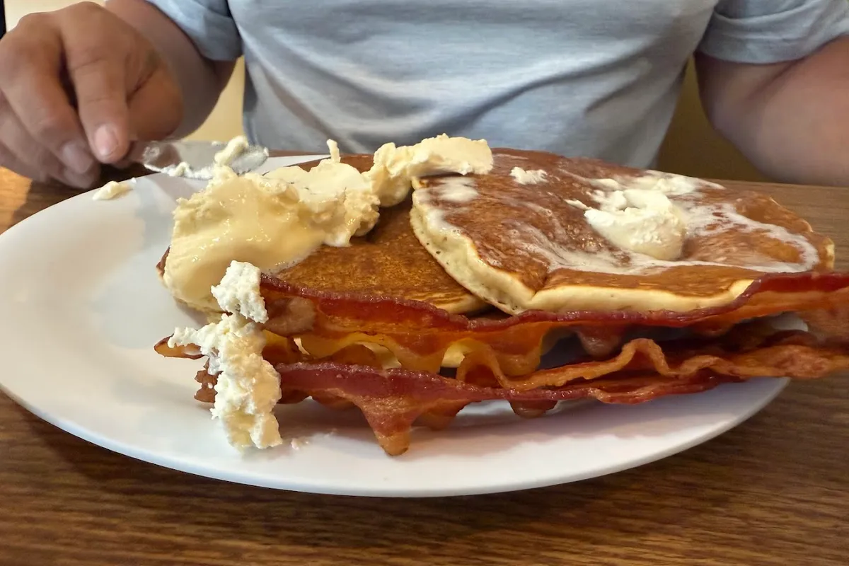 Peter's Pancakes & Waffles outdoor patio - Pancake restaurant in Cherokee, Tennessee