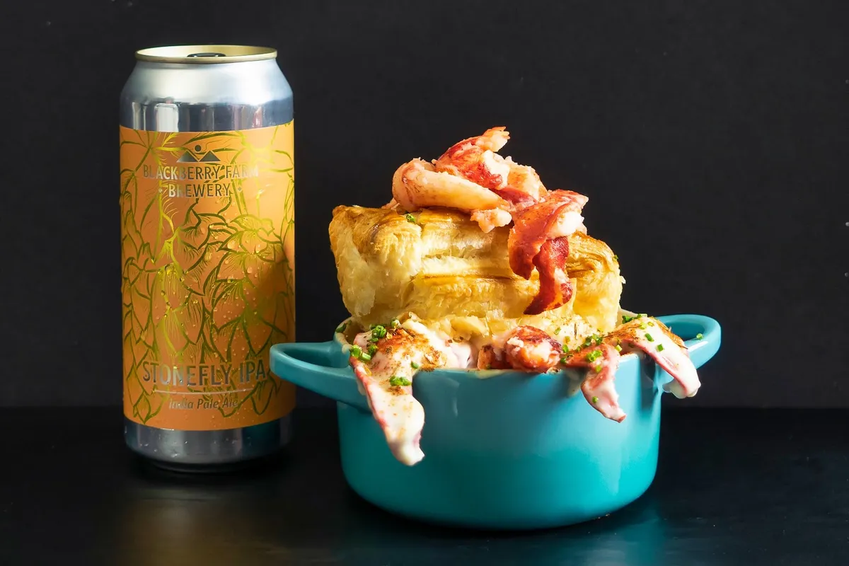 Pinchy's Lobster + Rawbar outdoor patio - Seafood restaurant in Sevierville, Tennessee