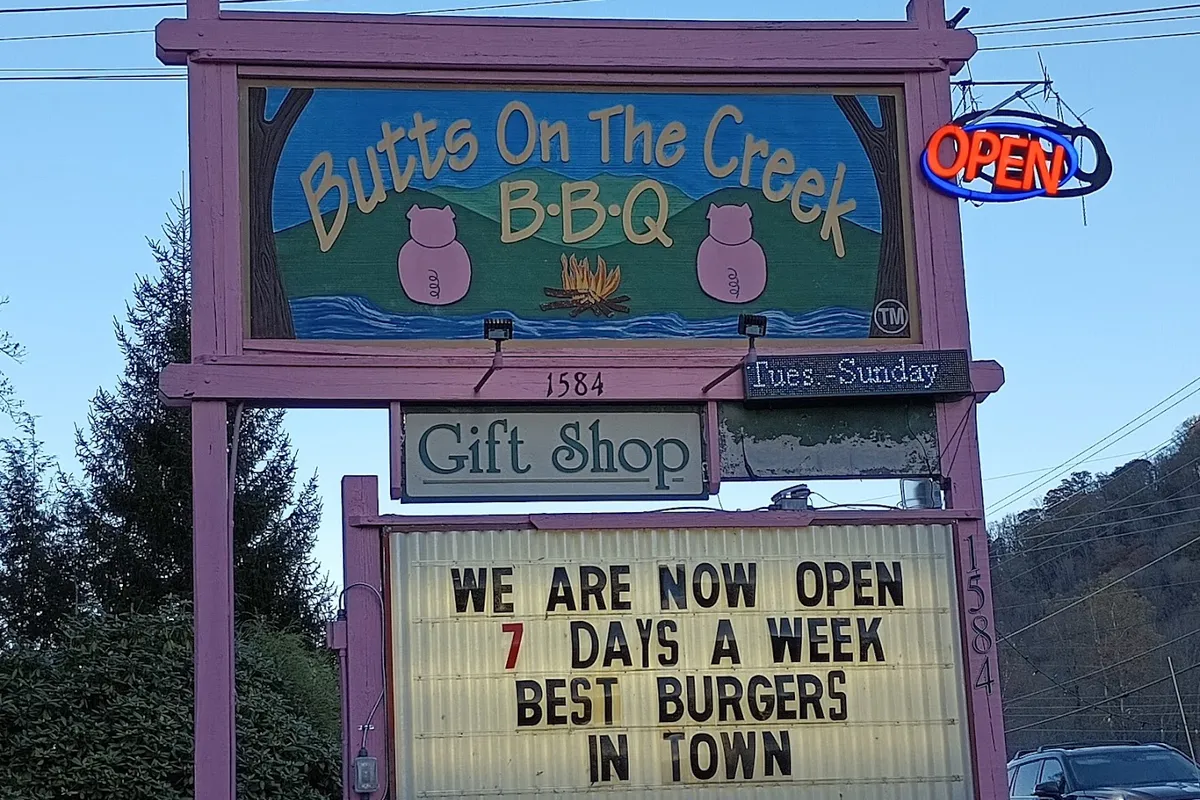 Pop's Butts On The Creek LLC outdoor patio - Restaurant in Maggie Valley, Tennessee