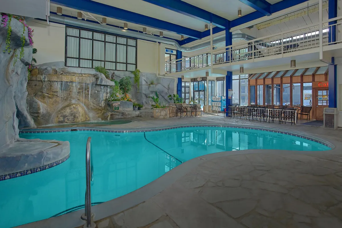 Sidney James Mountain Lodge - Downtown Gatlinburg pool area - Hotel in Gatlinburg, Tennessee