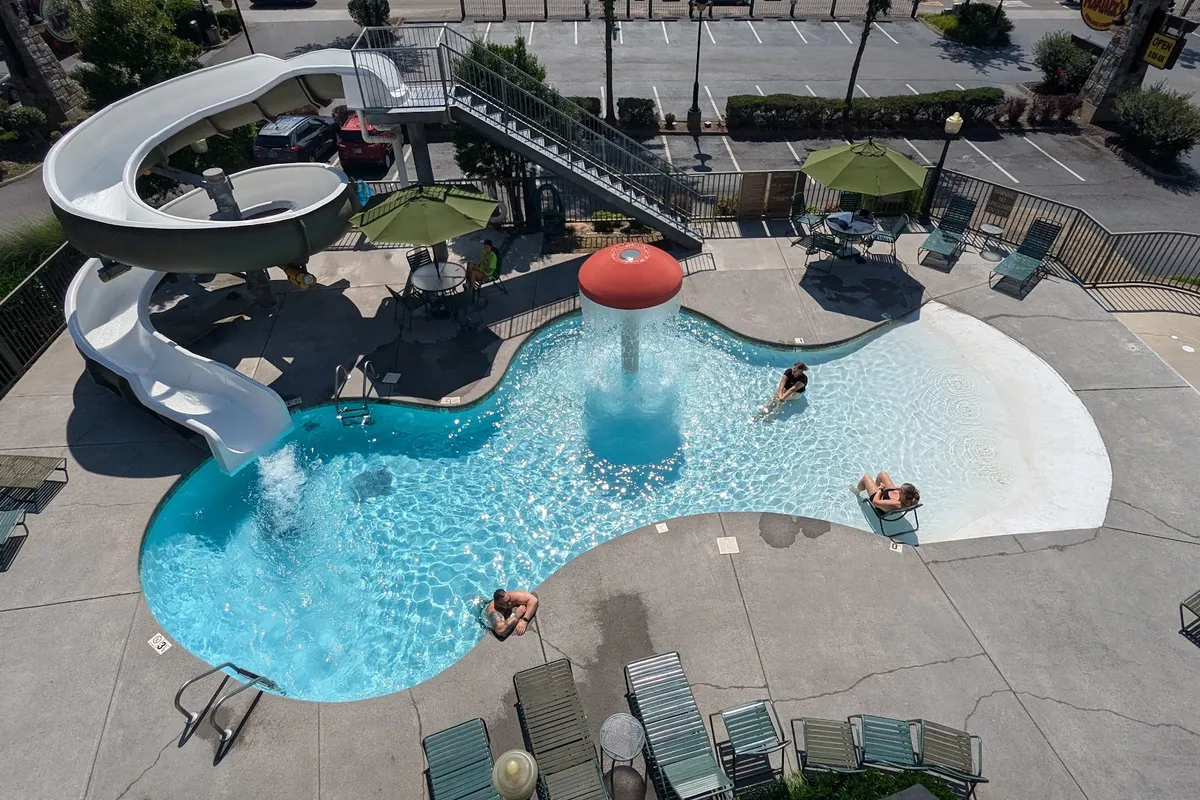 The Appy Lodge pool area - Hotel in Gatlinburg, Tennessee