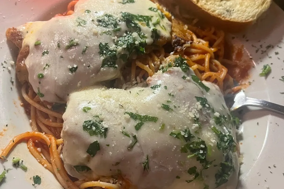 Valé 243 Southern Italian Kitchen outdoor patio - Restaurant in Clyde, Tennessee